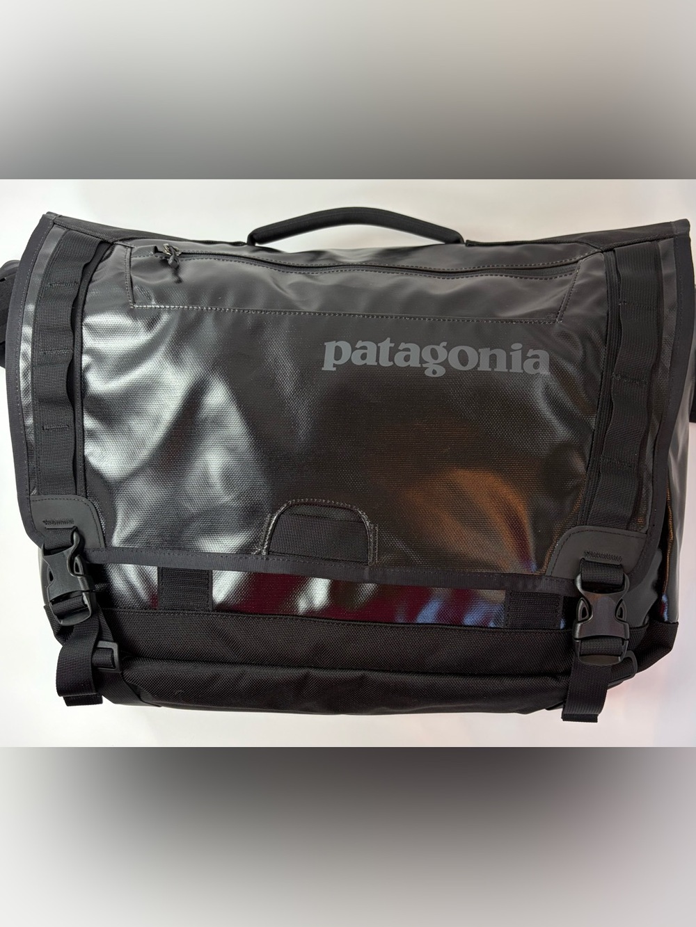 Patagonia Black Hole Messenger Bag Black Rare Discontinued Fits 16” Laptop NWOT